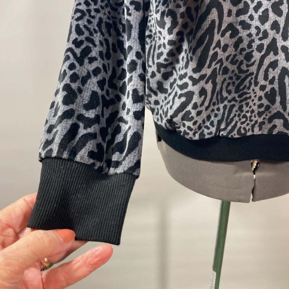 Secret Treasures Top Women Size S Animal Print Cozy Velour Soft Stretch - Picture 7 of 9